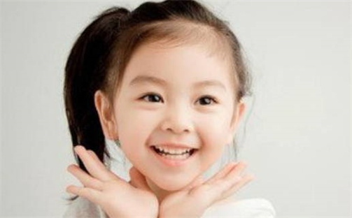 何姓阳光活泼的男宝宝名字